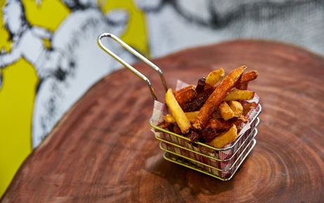 Aphotoofabasketofchipsonawoodboard